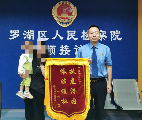 办实事解民忧 她带着1岁多的女儿送来了锦旗…_副本1.jpg