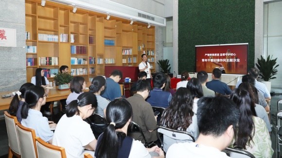 罗湖区检察院举办青年干警分享交流系列沙龙活动_2.jpg
