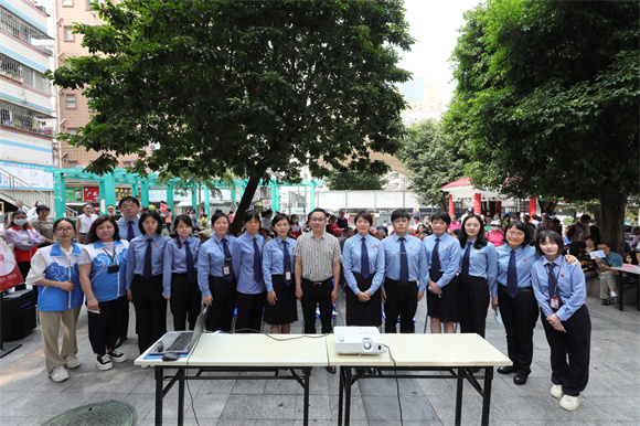 社区广场上，检察官讲述着微言大义…_副本1.jpg